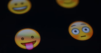 Comment activer les emojis prédictifs sur l’iPhone Remplacer des mots par des emojis via l'outil prédictif de l'iPhone