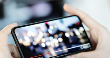 Comment connecter son iPhone à sa télévision Connecter à un iPhone à une TV avec un câble ou AirPlay