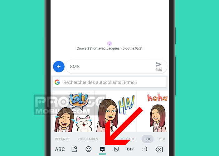 Cliquer sur l’icône Bitmoji du clavier pour afficher les émojis