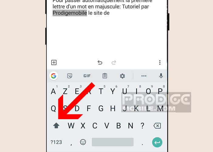 Passer la première d’un mot en majuscule en appuyant sur la touche Shift du clavier Gboard