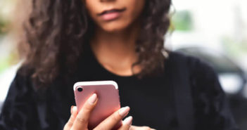 Effacer les photos et les pièces jointes d’une conversation sur iPhone