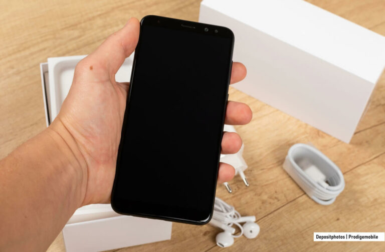 Déballage d’un nouveau smartphone Android avec accessoires dans la boîte