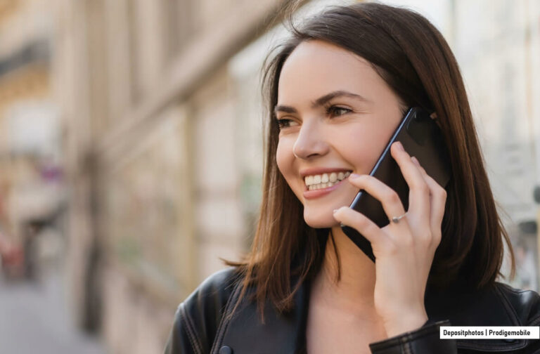 Femme jonglant entre deux appels sur son smartphone Android.