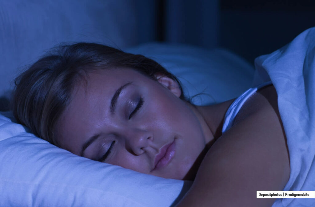 Femme dormant paisiblement dans un lit