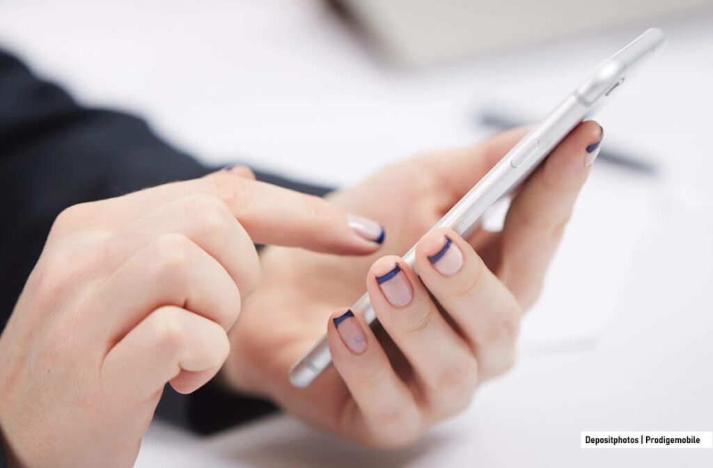 Femme configurant un faux appel sur son iPhone