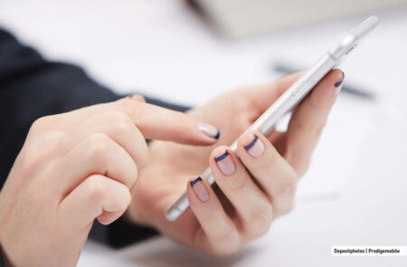 Femme configurant un faux appel sur son iPhone