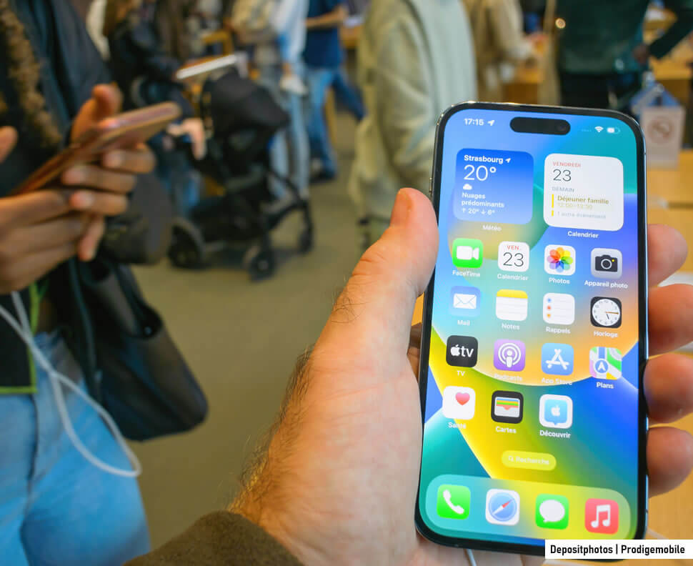 Client tenant un iPhone dans ses mains dans un Apple Store