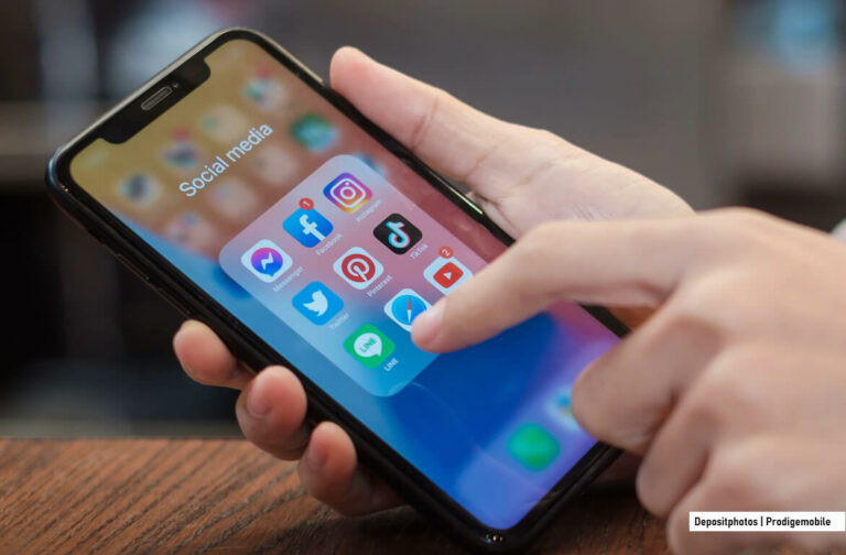 Femme ouvrant la page de démarrage du navigateur Safari sur son iPhone