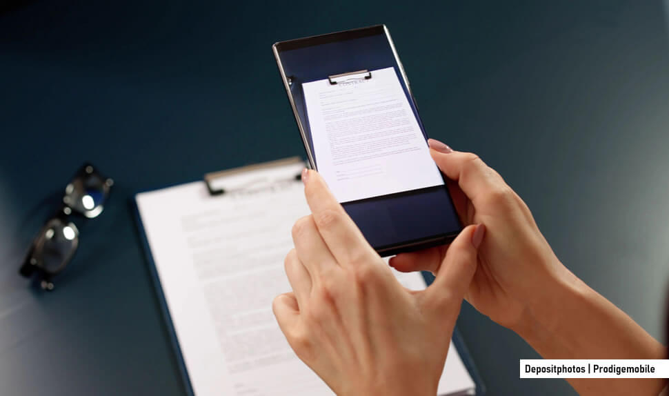 Utilisateur prenant en photo un document avec son smartphone pour le numériser