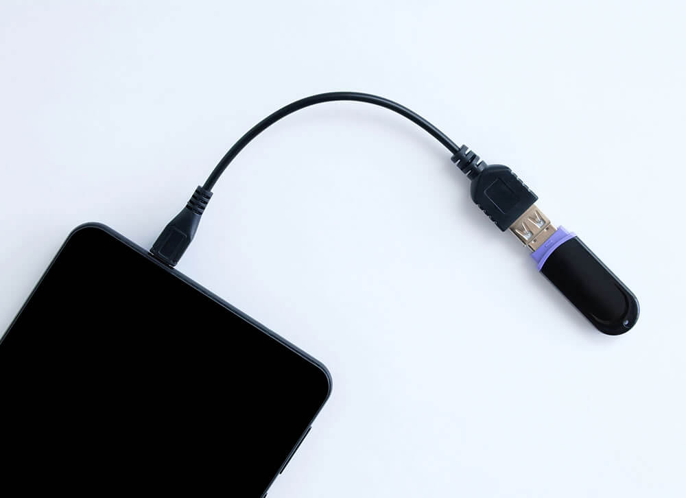 Câble USB OTG connecté à une smartphone Android pour brancher une clé USB