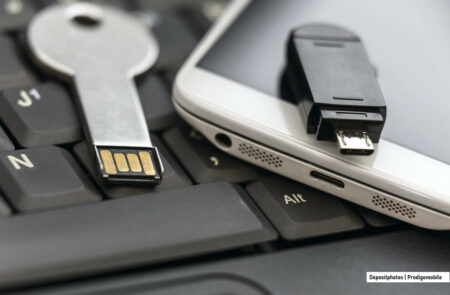 Clé USB connecté à un smartphone Android