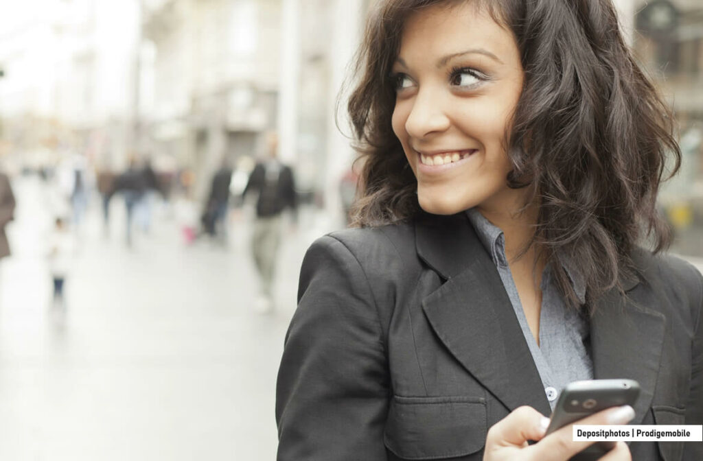 Femme personnalisant l’écran de verrouillage de son smartphone Android