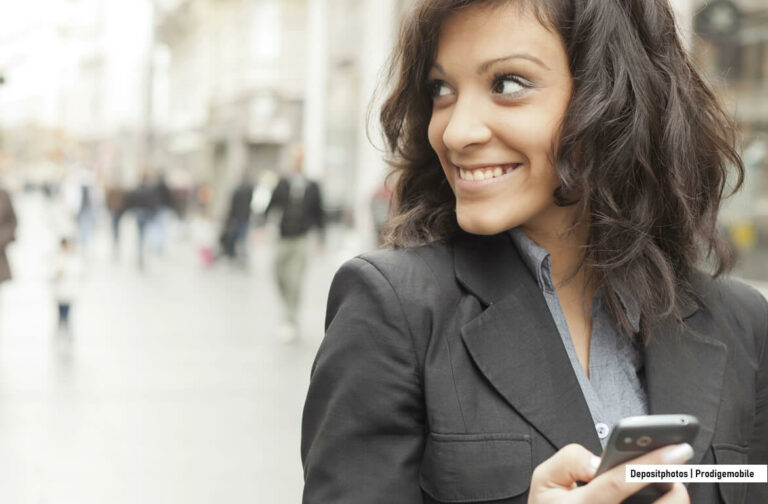 Femme personnalisant l’écran de verrouillage de son smartphone Android