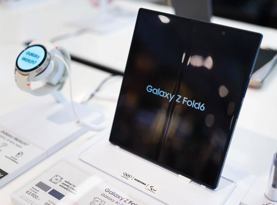 Client testant un Samsung Galaxy Z Fold 6 en magasin