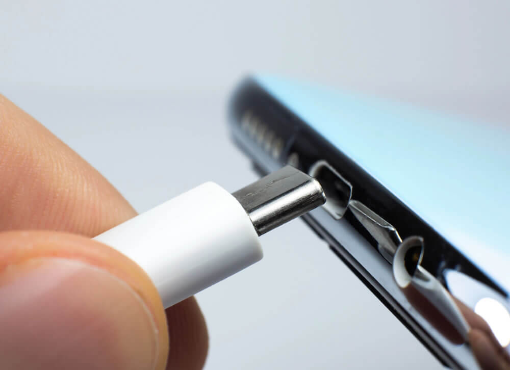 Port USB Type-C sur un smartphone Android permettant la connexion d’une clé USB OTG