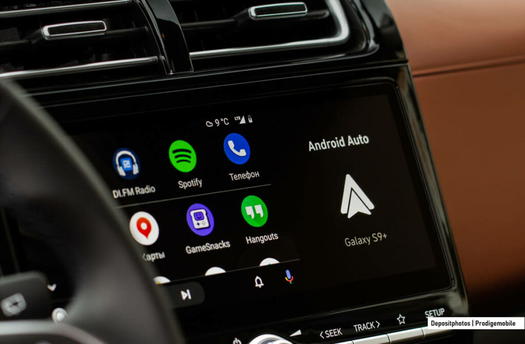 Interface de NewPipe affichant YouTube sur l’écran d’Android Auto dans une voiture à l’arrêt