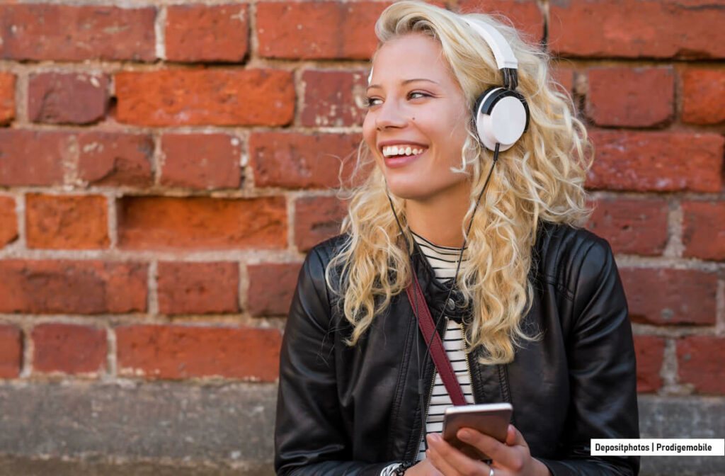 Femme écoutant de la musique sur son smartphone via l’application Spotify