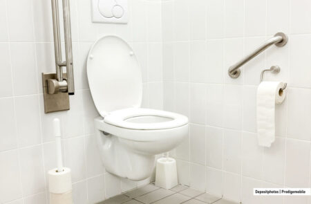 Distributeur de papier hygiénique dans des toilettes publiques