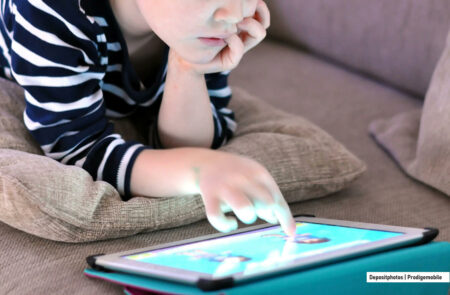 Enfant jouant sur une tablette dont l’écran a été verrouillé sur une seule application