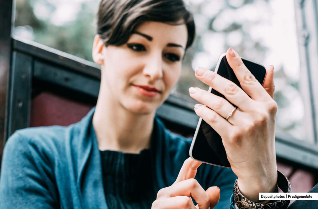 Utilisatrice tentant de cacher ses sms sur un téléphone Android