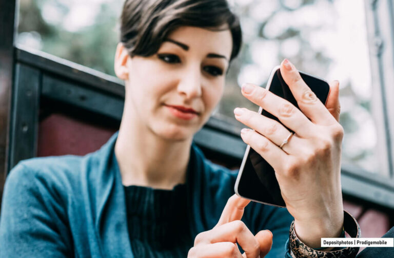 Comment cacher ses SMS sur un smartphone Android Utilisatrice tentant de cacher ses sms sur un téléphone Android