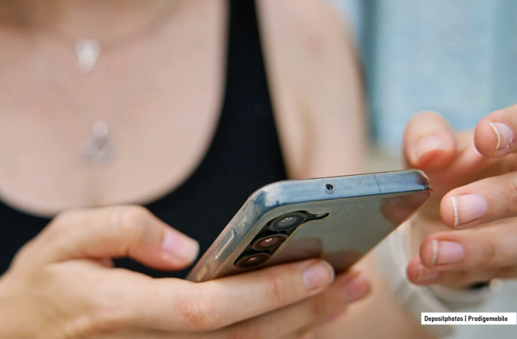 Modifier les applications utilisées par défaut sur Android Utilisateur modifiant l’application par défaut sur un smartphone Android.