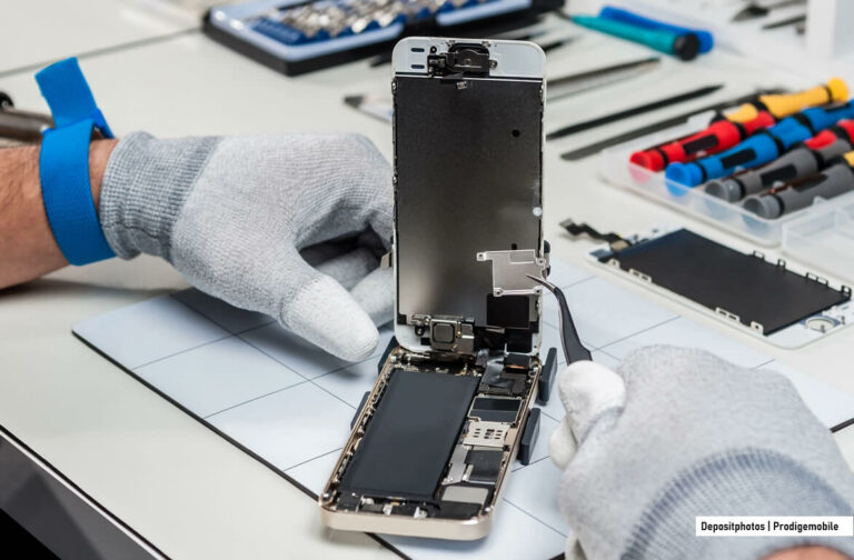 Technicien réparant un smartphone entièrement démonté