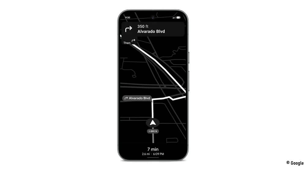 Vue du mode économie d’énergie de Google Maps sur un smartphone Pixel 10 affichant une carte en noir et blanc.