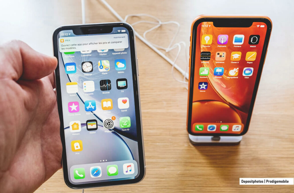 iOS 18.7.2 : la nouvelle mise à jour qui protège encore les anciens iPhone Homme tenant à la main un iPhone XR éligible à la mise à jour iOS 18.7.2