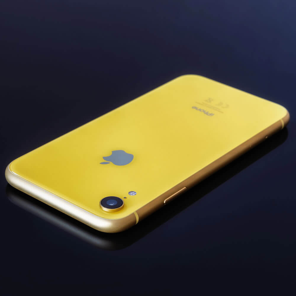 iPhone XR jaune posé sur une table