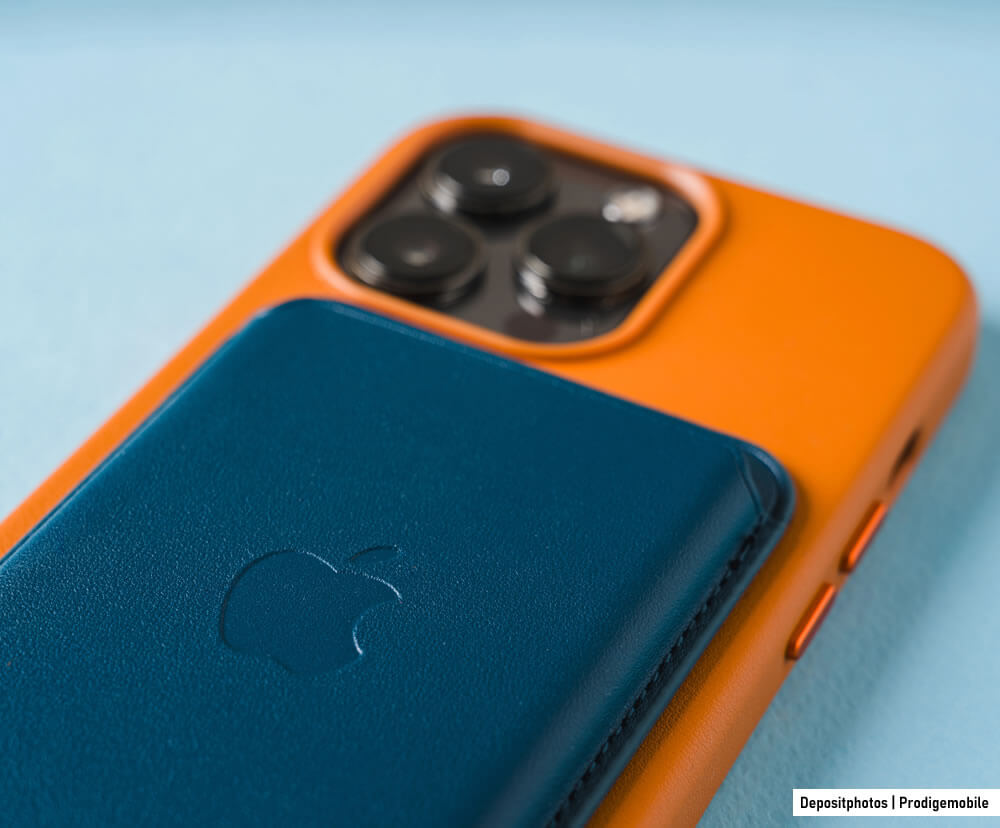 Batterie externe Apple MagSafe attachée magnétiquement à un iPhone pour la recharge sans fil.