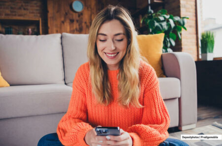 Femme tenant de désactiver les animations de transitions depuis les paramètres Android