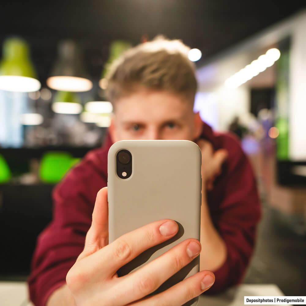 Personne utilisant le WiFi gratuit d’un restaurant comme alternative au réseau FreeWifi