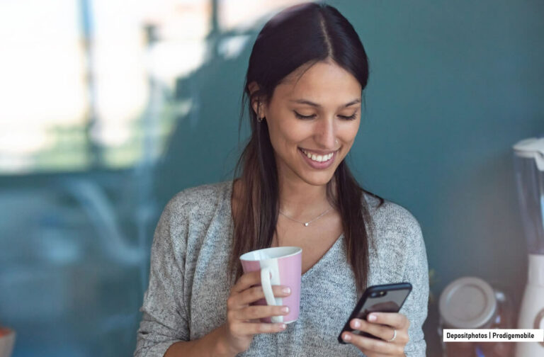 Femme n’utilisant plus sur son smartphone le réseau Wi-Fi communautaire FreeWifi