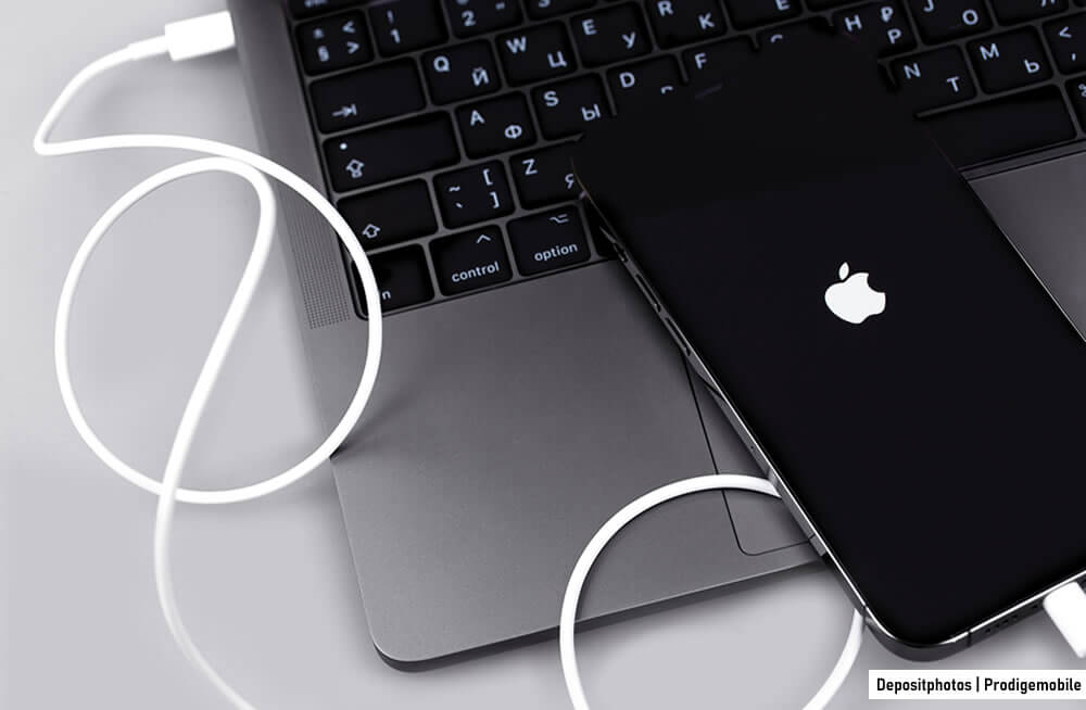 iPhone connecté à un MacBook pour transférer des fichiers MP3 et de la musique