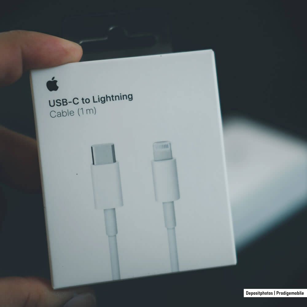 Câble USB-C vers Lightning utilisé pour recharger un accessoire avec un iPhone