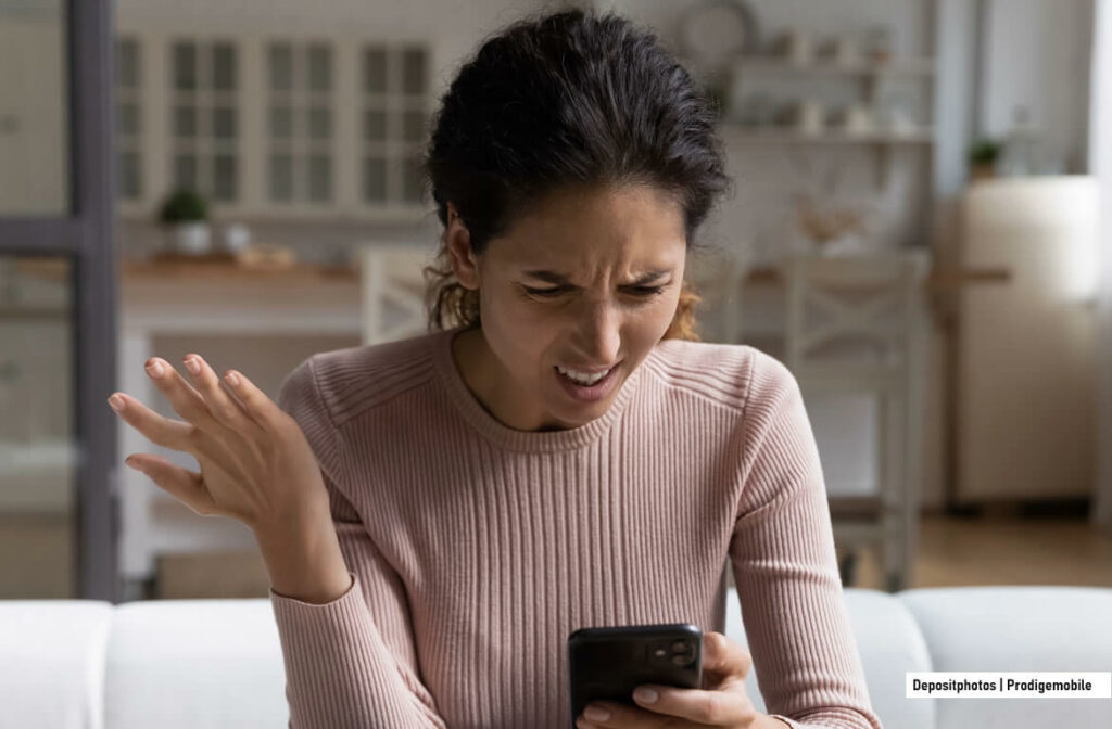 Récupérer une discussion effacée par erreur sur Google Messages Femme énervée après avoir supprimé une conversation dans Google Messages sur Android