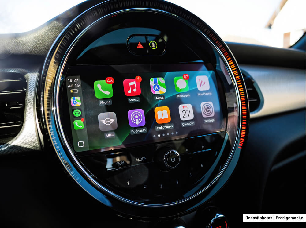 iPhone connecté à CarPlay avec l’écran d’accueil ouvert sur l’écran du véhicule
