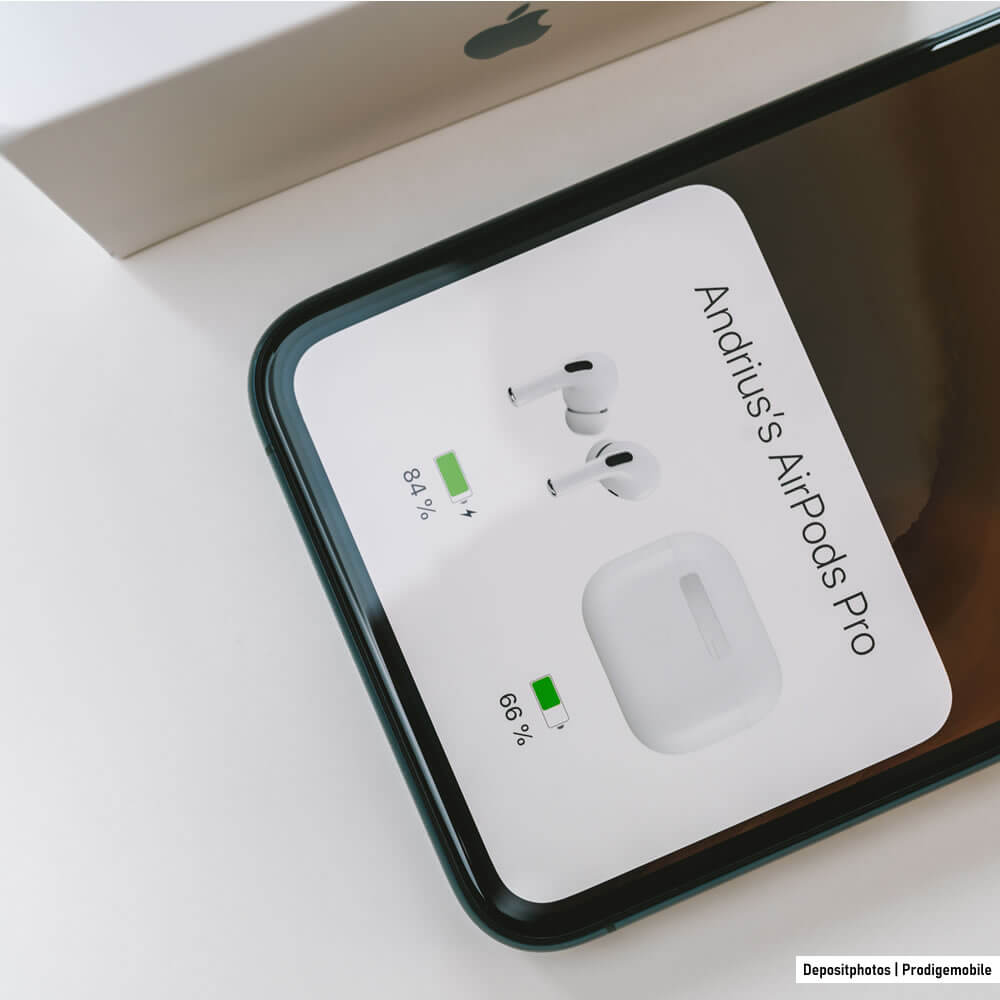 Boîtier d’AirPods en cours de recharge via un iPhone