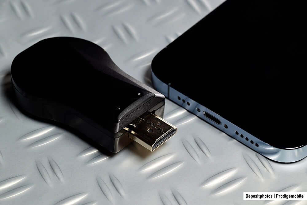Dongle HDMI branché sur une télévision pour diffuser le contenu d’un smartphone Android