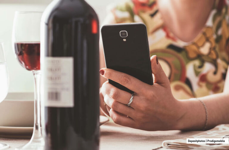 Utilisateur scannant une étiquette de bouteille de vin avec l'application Vivino sur un smartphone