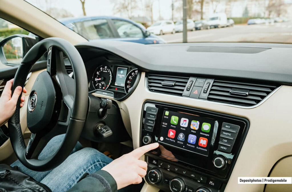 WhatsApp débarque enfin sur CarPlay avec une vraie application native Application native WhatsApp sur CarPlay affichée sur l’écran d’une voiture avec iPhone connecté