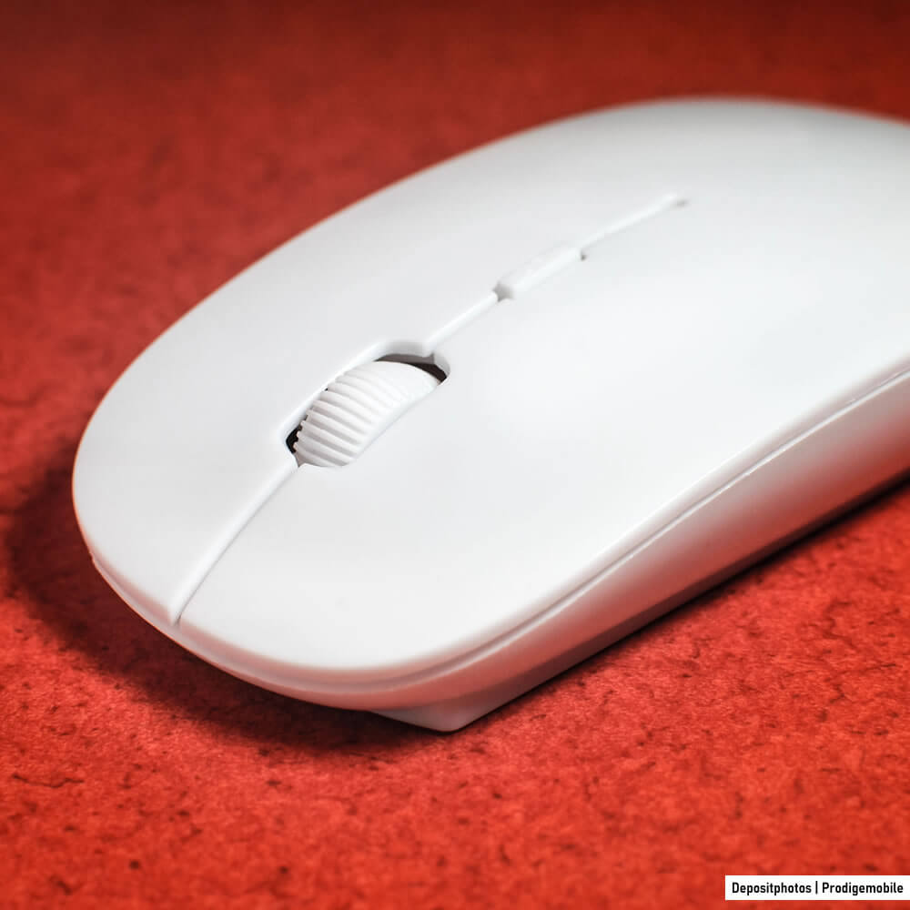 Souris USB branchée sur un smartphone Android avec un adaptateur OTG