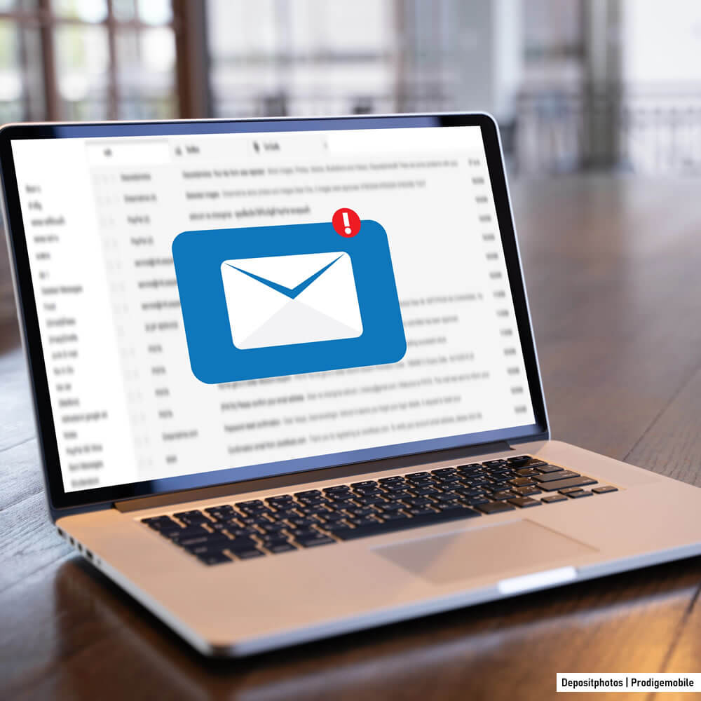 Boîte de réception email affichée sur l’écran d’un ordinateur portable avec plusieurs messages reçus