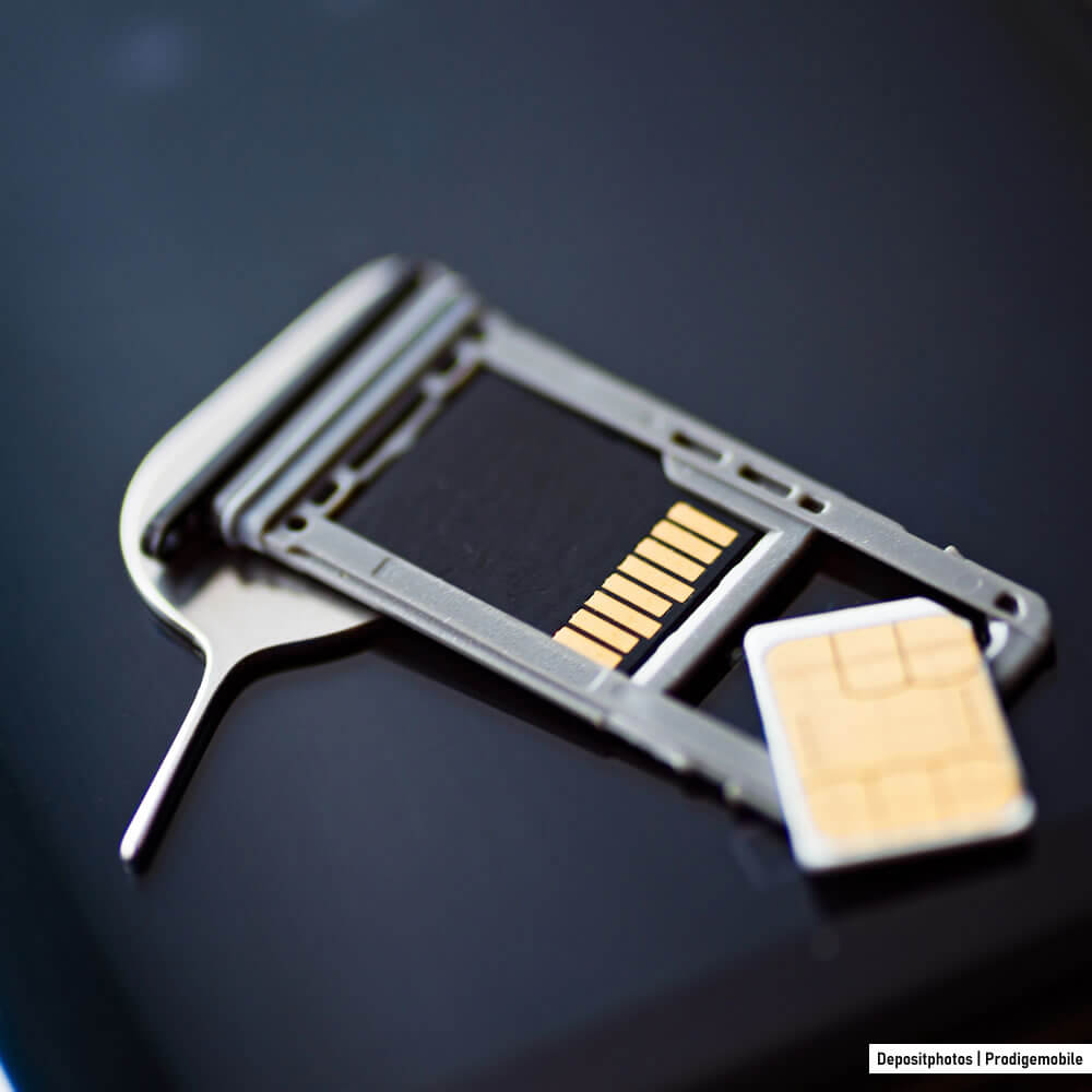 Insertion d’une carte microSD dans un smartphone Android pour augmenter le stockage