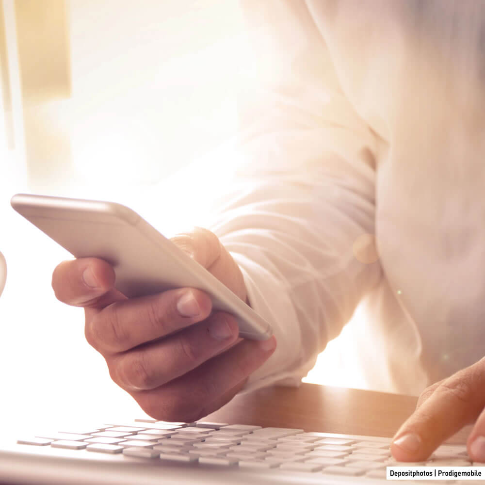 Clavier USB connecté à un smartphone dont l’écran tactile est hors service