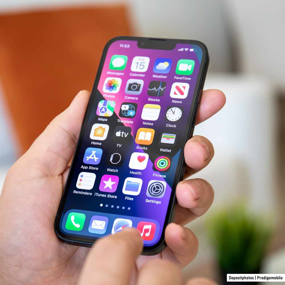 Homme utilisant un iPhone 13 reconditionné au quotidien