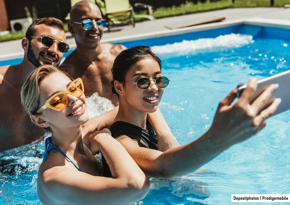 iPhone 14 près d’une piscine pour expliquer les limites de sa résistance à l’eau