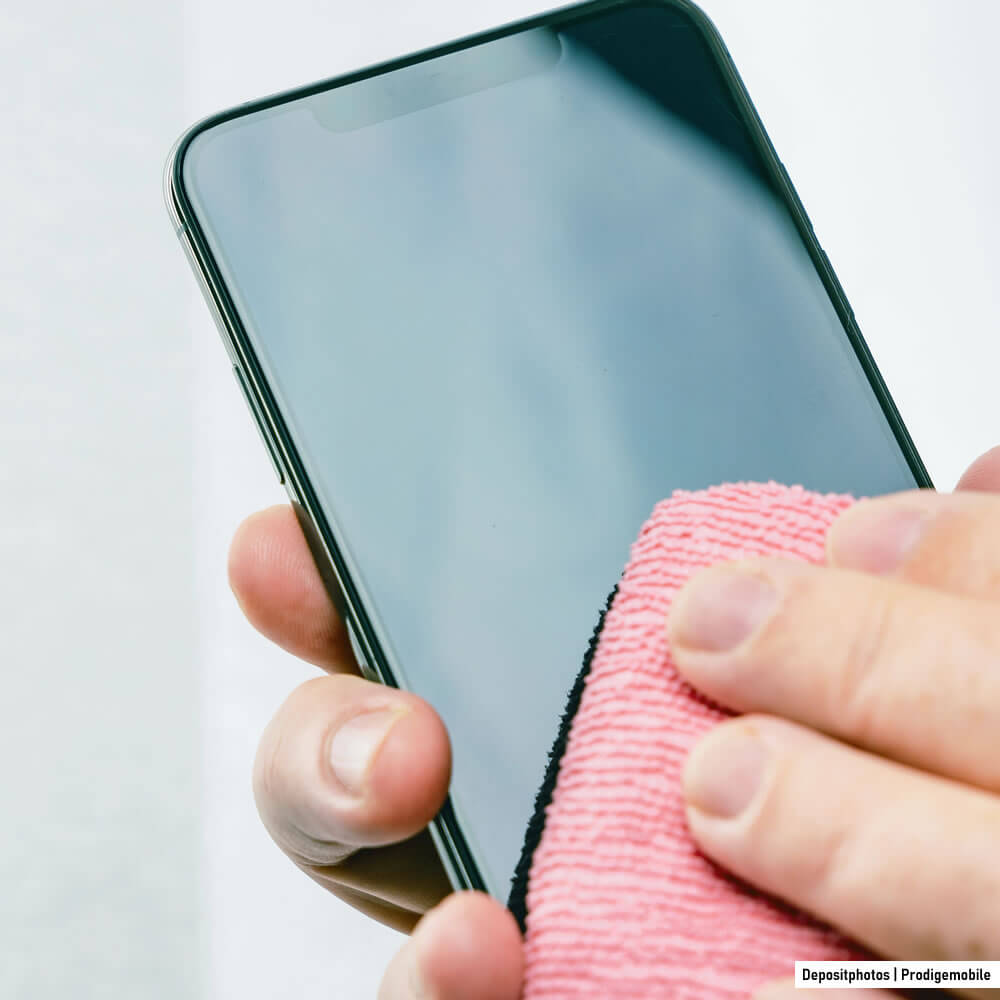 Nettoyage délicat de l’écouteur frontal d’un iPhone pour améliorer le son des appels