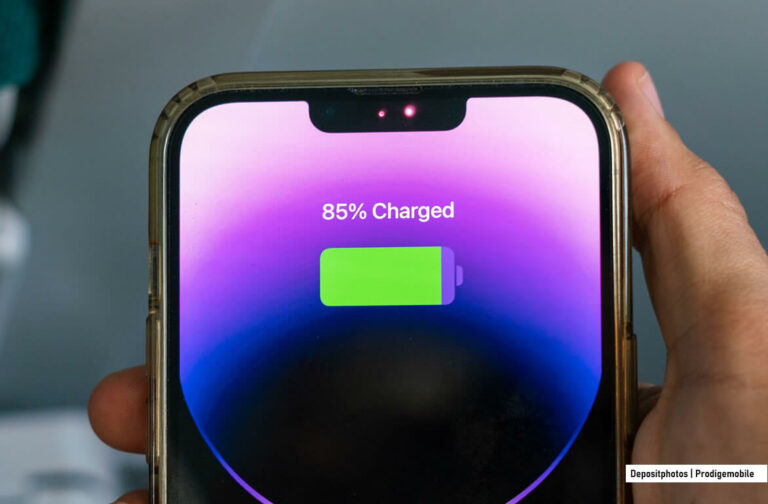 iPhone branché à un chargeur pour préserver la batterie